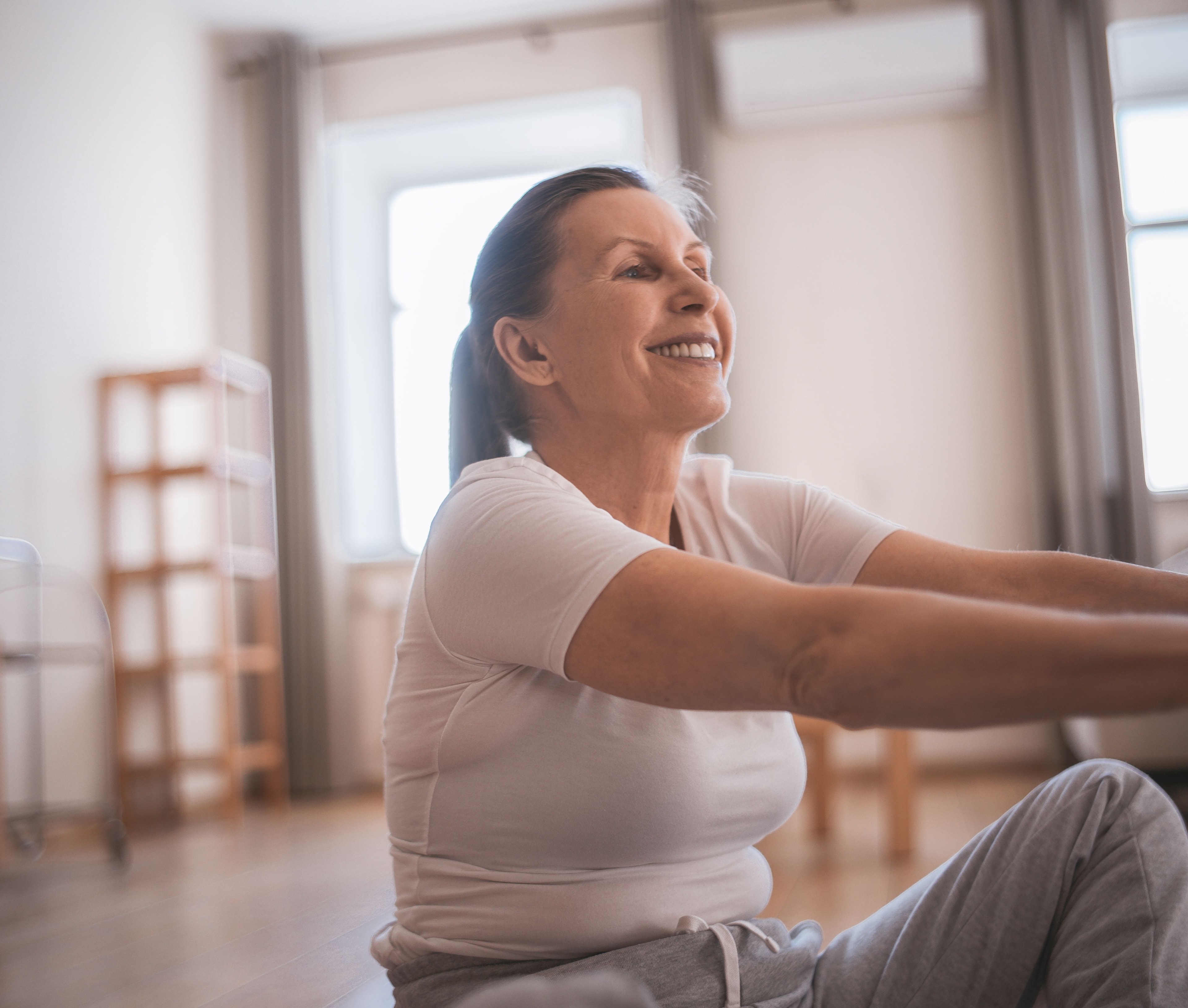 A smiling woman staying active at home after minimally invasive vascular care